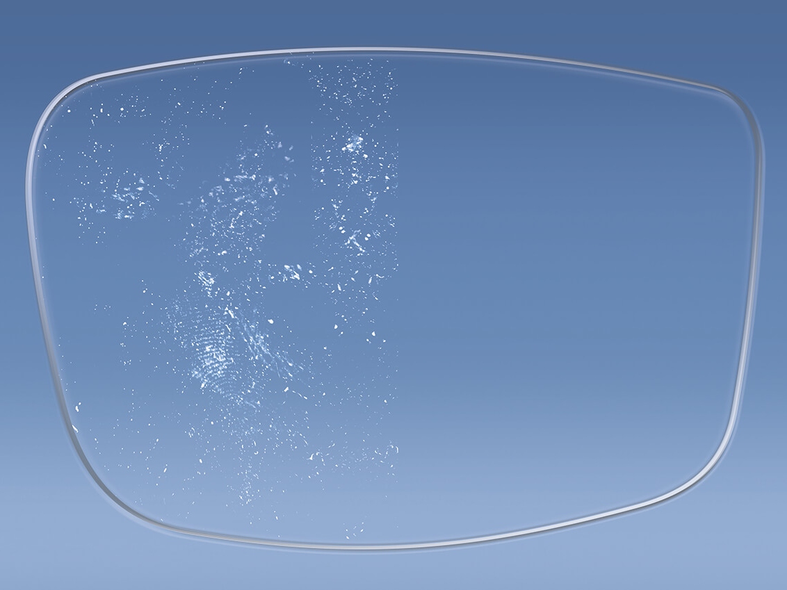 Ilustración de una lente con y sin los recubrimientos para lentes ZEISS que añaden una capa antiestática 