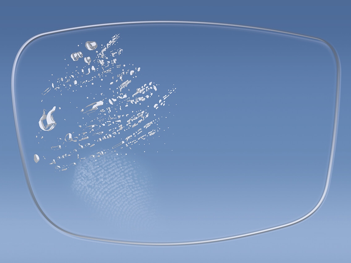 Ilustración de una lente con y sin protector ZEISS que influye en la capacidad de limpieza de la superficie