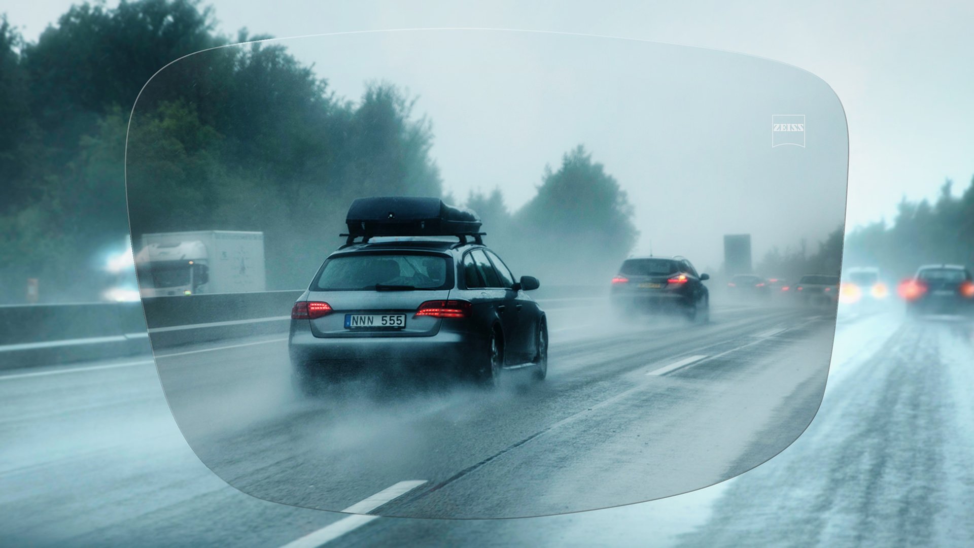 Vista a través de una lente monofocal ZEISS DriveSafe de una carretera en un día de lluvia 
