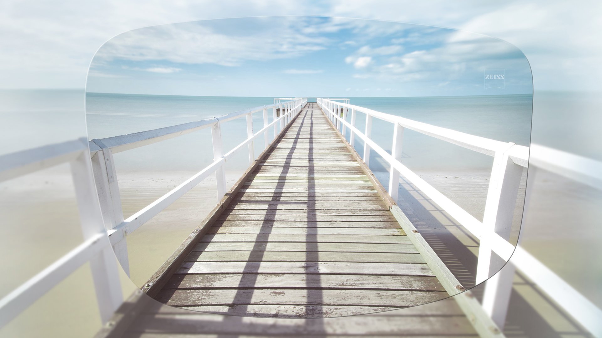 Vista a través de una lente monofocal de stock ZEISS (FSV) de un muelle en un día soleado 