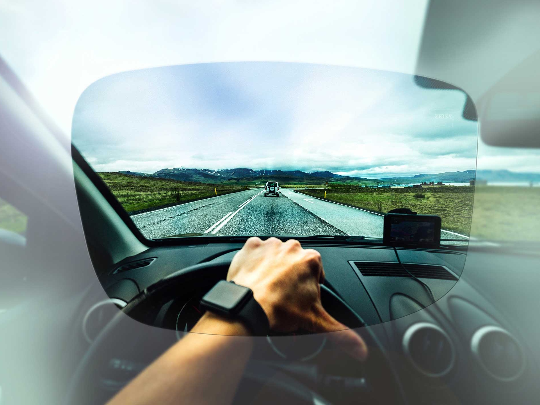 Vista clara de la calle y el paisaje desde la perspectiva del conductor a través de la lente ZEISS de la colección Drive