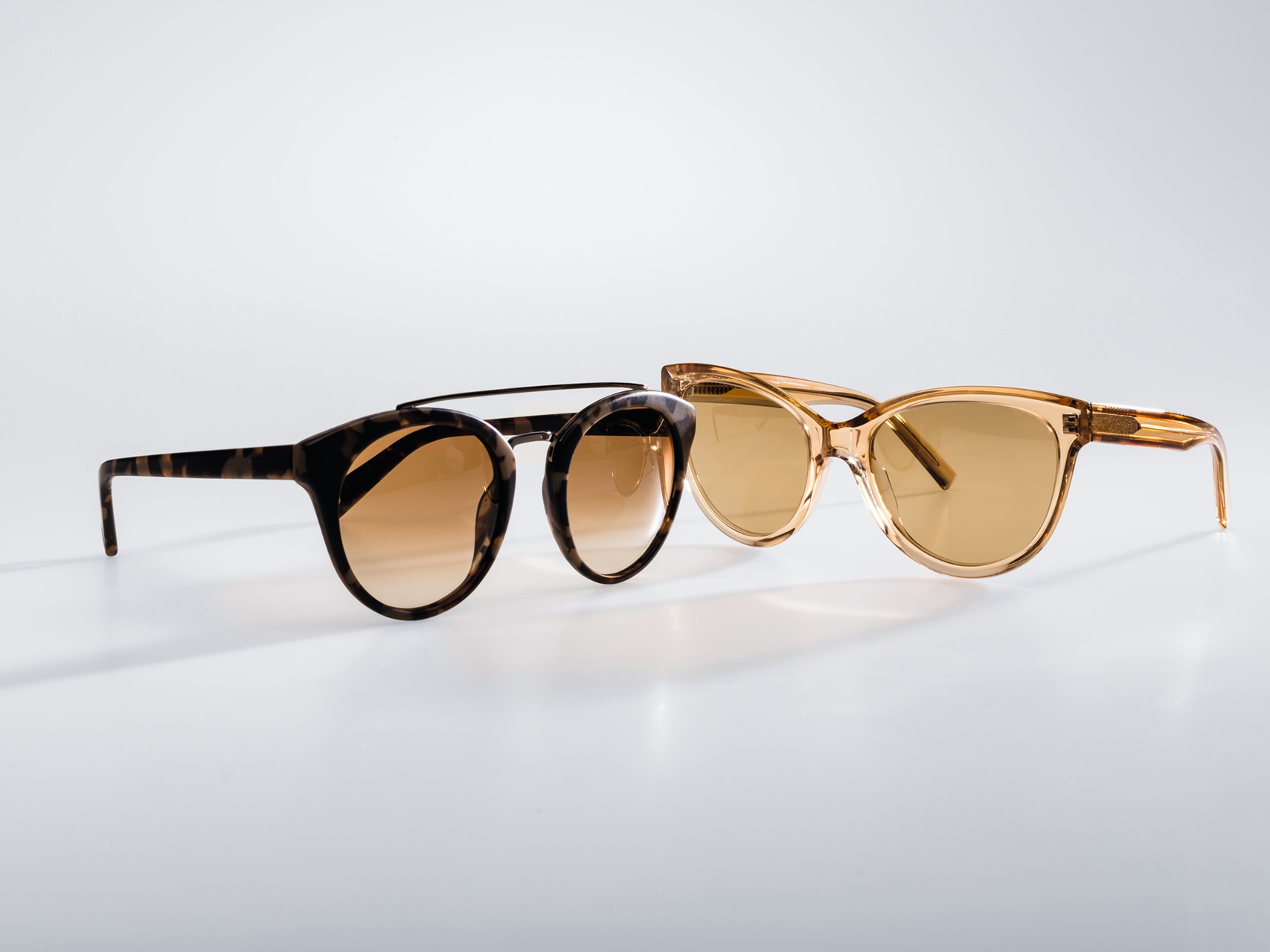 Imagen de dos gafas de sol con tonos cosméticos sólidos y tonos claros. 