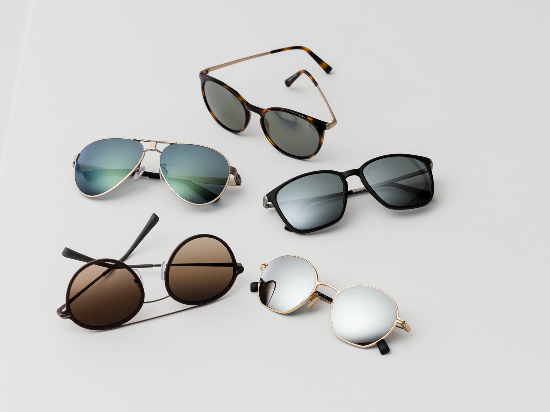 Cinco pares de gafas de sol, con tonalidades clásicas de protección solar para condiciones de luminosidad intermedias y brillantes.
