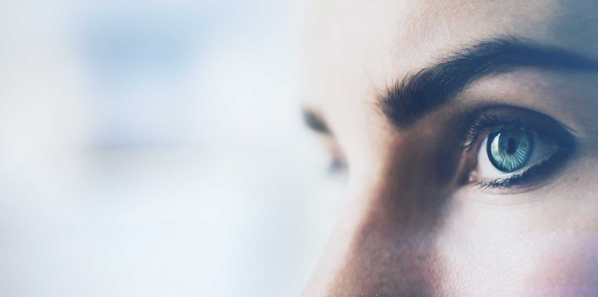 Primer plano del ojo de una mujer con efectos visuales, sobre fondo blanco
