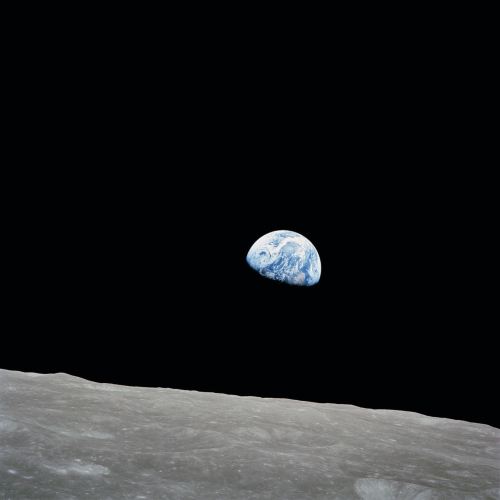 La icónica imagen de la Tierra, tomada con un teleobjetivo Sonnar de 250 mm de ZEISS durante la misión Apolo 8. 