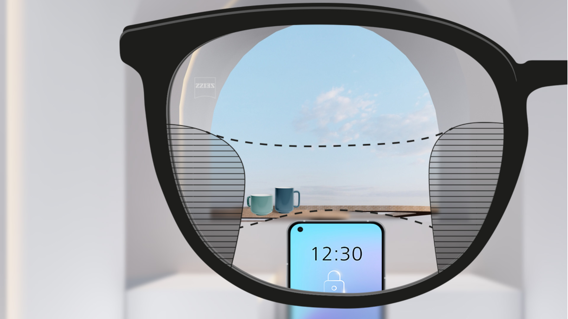 Una imagen con lentes progresivas ZEISS SmartLife con un móvil y copas al fondo, mientras la lente está totalmente despejada con zonas borrosas a izquierda y derecha.