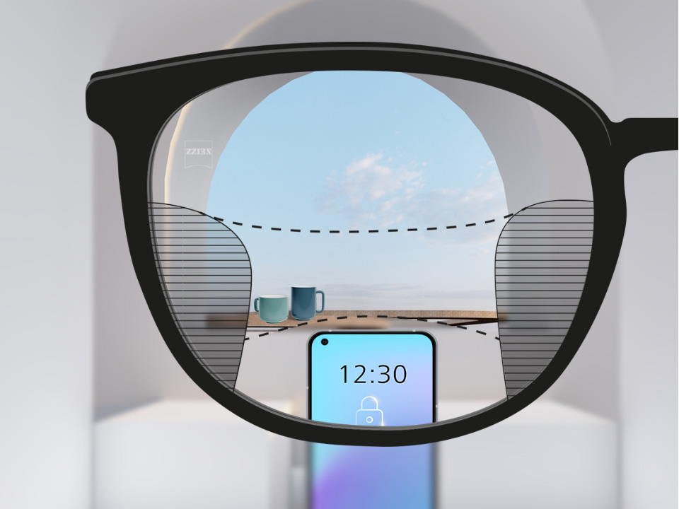 Ilustración esquemática a través de una lente progresiva SmartLife que muestra tres amplias zonas de visión para la corrección de la visión de cerca (móvil), intermedia (tazas) y lejos (cielo).
