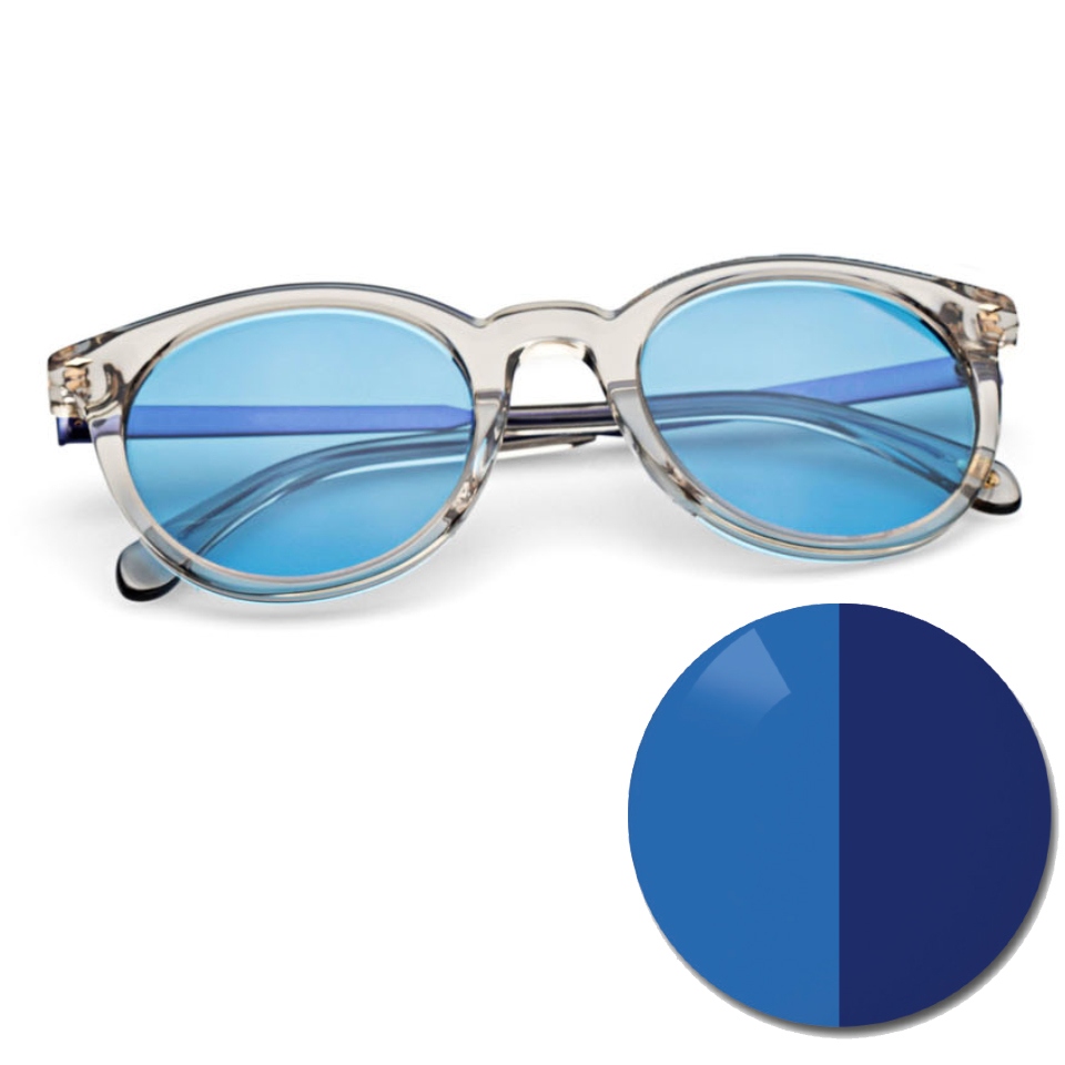 Gafas con ZEISS AdaptiveSun en azul uniforme y un punto de color en tono claro y oscuro