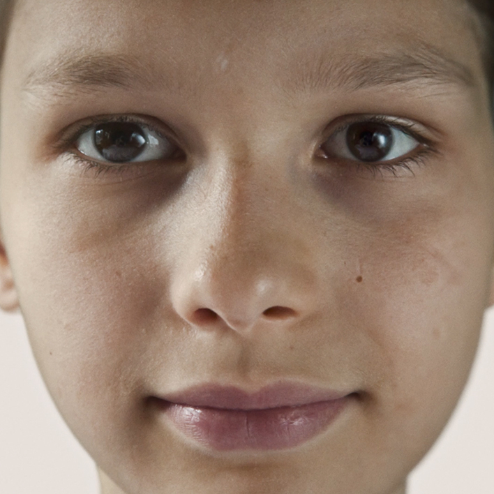 Rostro de niño a adolescente y a adulto.