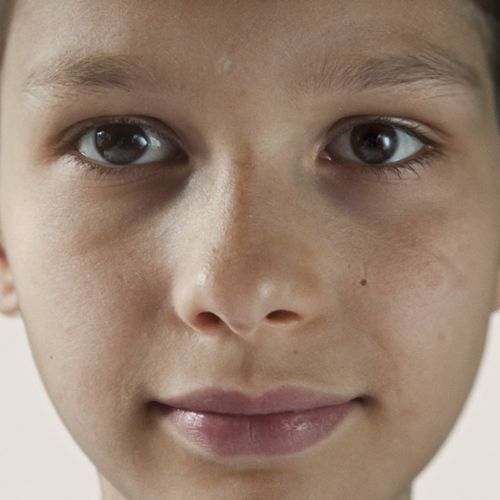 Transformación del rostro de un niño a adolescente y a adulto.